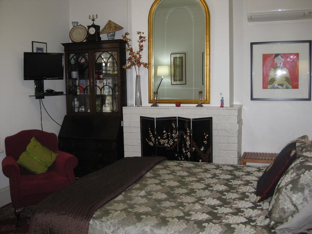 Three Chimneys Bed And Breakfast Boutique Guest House Олбани Номер фото
