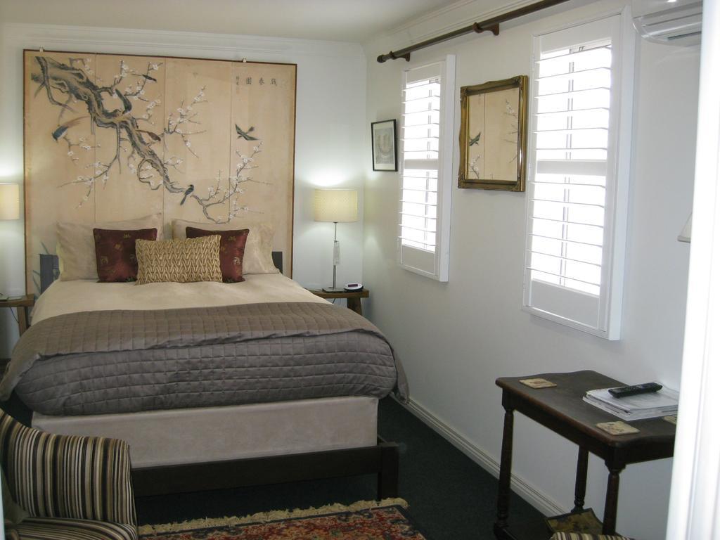 Three Chimneys Bed And Breakfast Boutique Guest House Олбани Номер фото